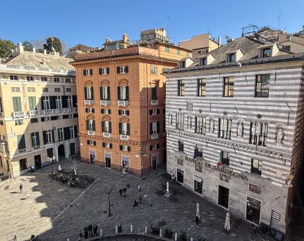 Enjoy the pleasure of a 4-star stay in the heart of Genoa, with a splendid view of the city