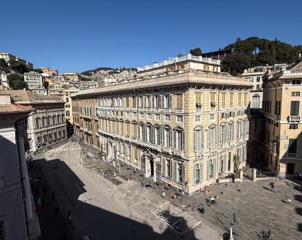 Goditi il piacere di un soggiorno a 4 stelle nel cuore di Genova, con una splendida vista sulla città